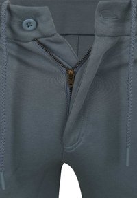 Grijze katoenen joggers van een mix met een ritssluiting aan de voorkant, knoopsluiting en koord. Gladde textuur met subtiele stikdetails op de zakken.