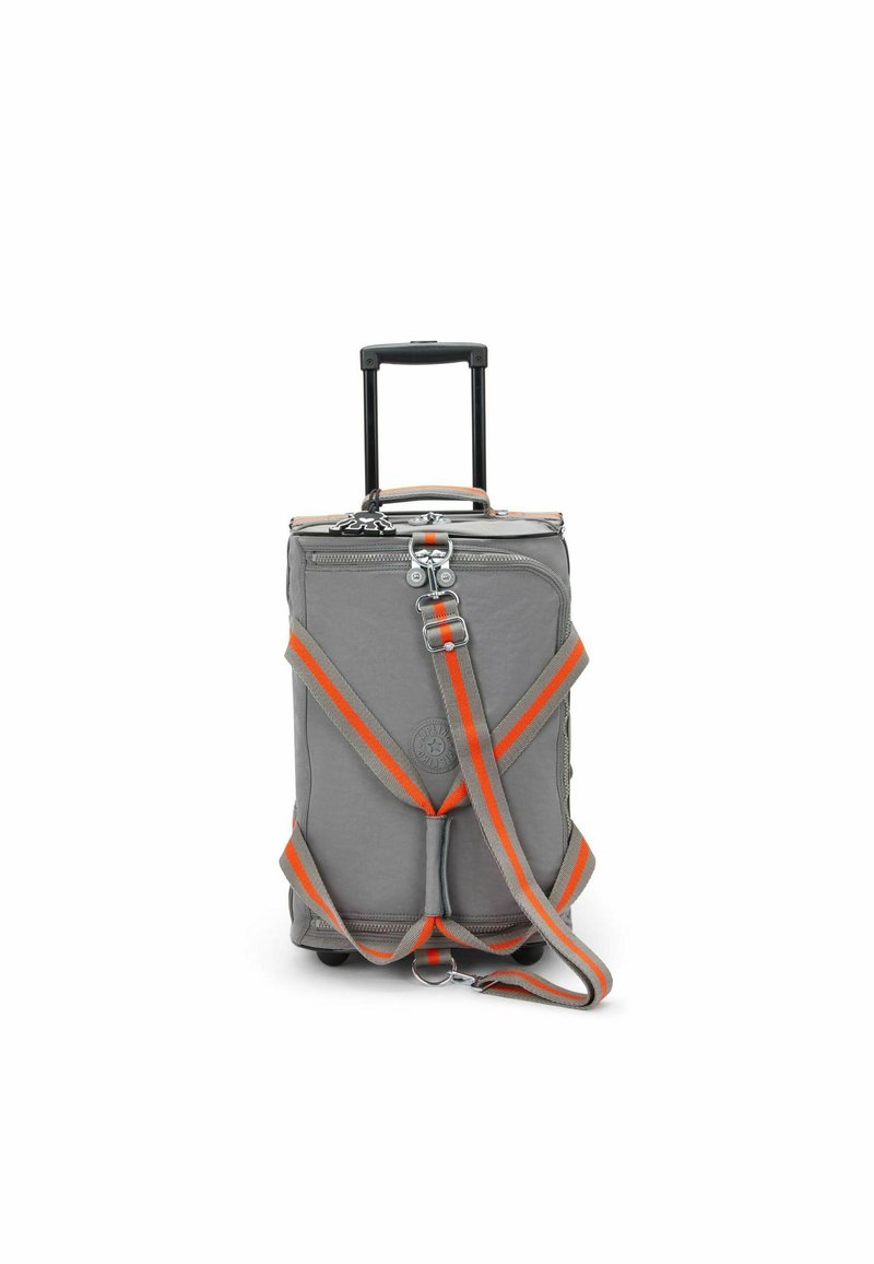 Maleta de mano gris con detalles en naranja, dos correas, cierre de cremallera y un mango telescópico; tejido duradero y cuatro ruedas.