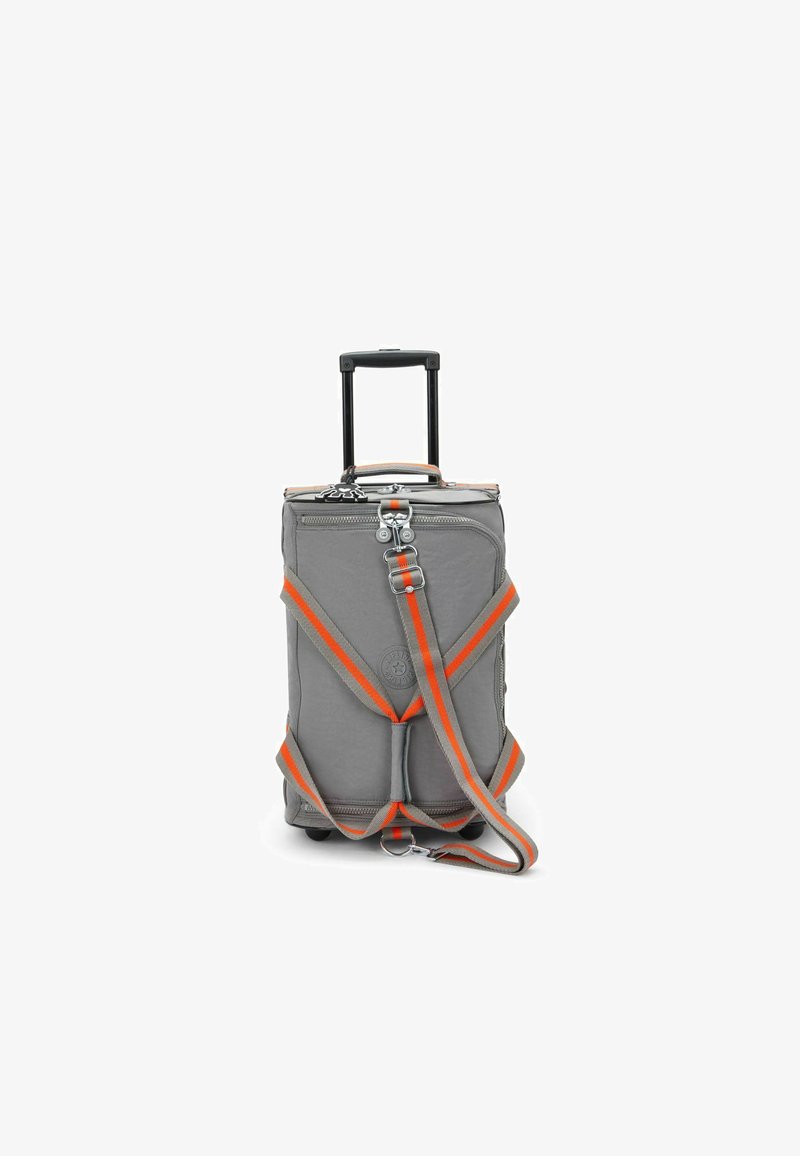 Bagage à main gris sur roues avec des accents orange, deux sangles, fermeture éclair et une poignée télescopique ; tissu durable et quatre roues.