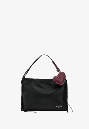 Geantă de mână din piele neagră cu accente laterale împletite, mâner superior și un charm detașabil în formă de inimă, de culoare burgundă. Logo-ul este afișat în alb.