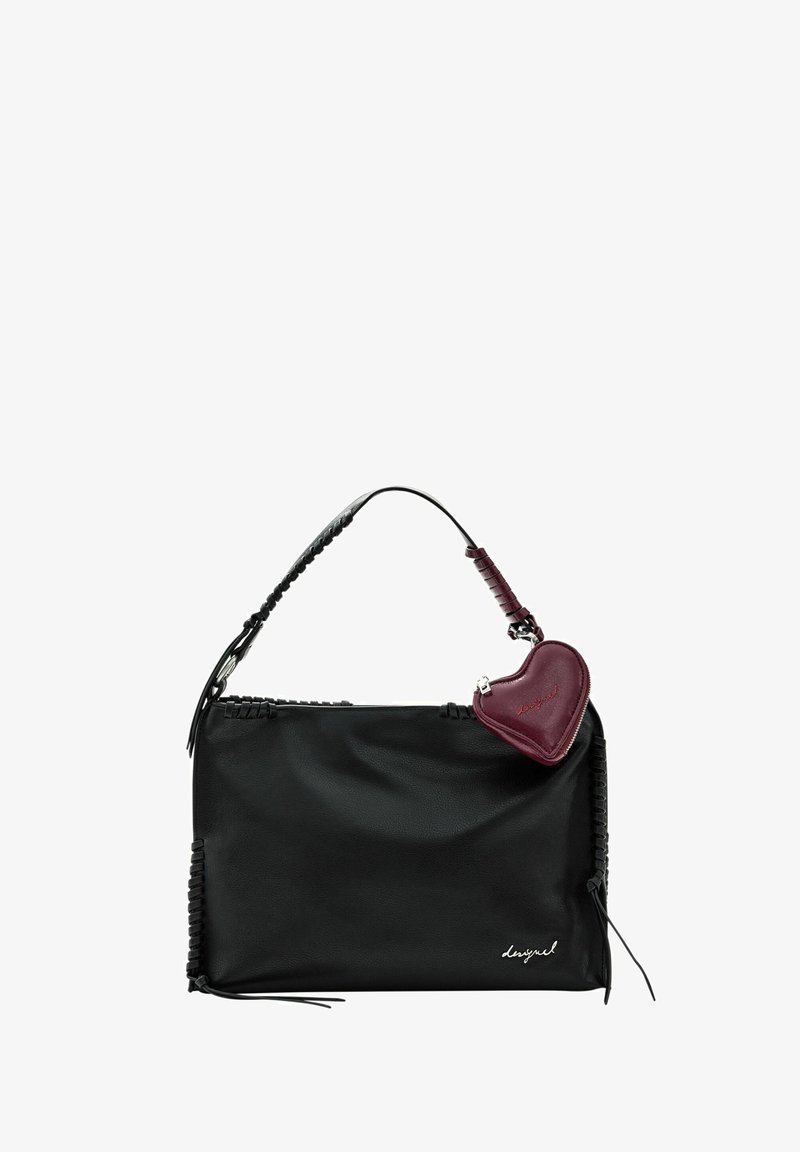 Geantă de mână din piele neagră cu accente laterale împletite, mâner superior și un charm detașabil în formă de inimă, de culoare burgundă. Logo-ul este afișat în alb.