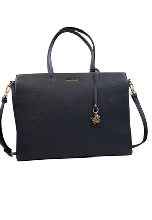 Borsa a mano in pelle nera con design strutturato, due manici superiori, tracolla rimovibile, hardware dorato e dettaglio charm con logo.