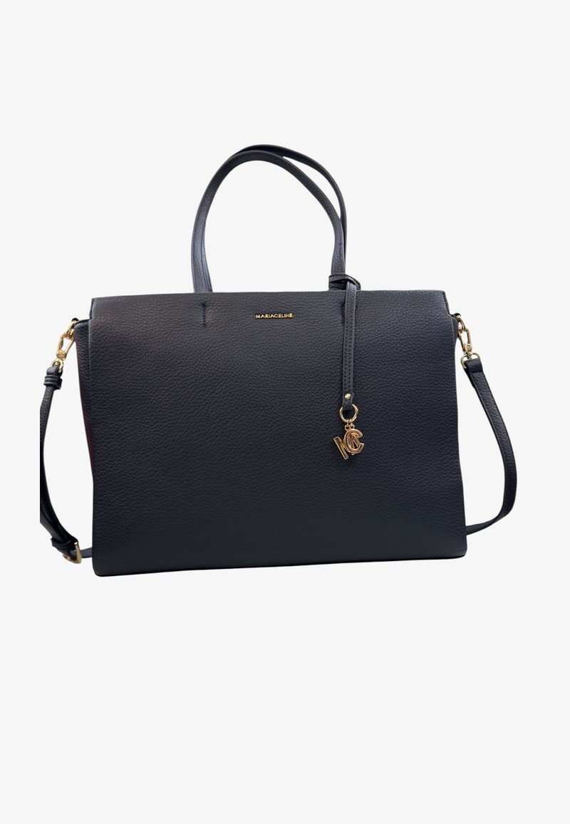 Borsa a mano in pelle nera con design strutturato, due manici superiori, tracolla rimovibile, hardware dorato e dettaglio charm con logo.