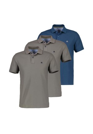 Trzy shorty polo z krótkim rękawem w kolorach szarym i niebieskim, każda z dwoma guzikami i małym haftowanym logo na lewej piersi.