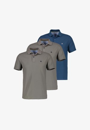 Trzy shorty polo z krótkim rękawem w kolorach szarym i niebieskim, każda z dwoma guzikami i małym haftowanym logo na lewej piersi.