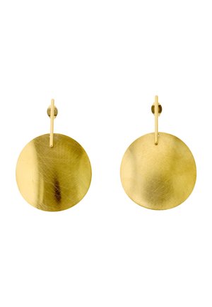 Cercei rotunzi din disc de aur cu textură periată, atârnând de cârlige subțiri verticale din aur pe un fundal alb.