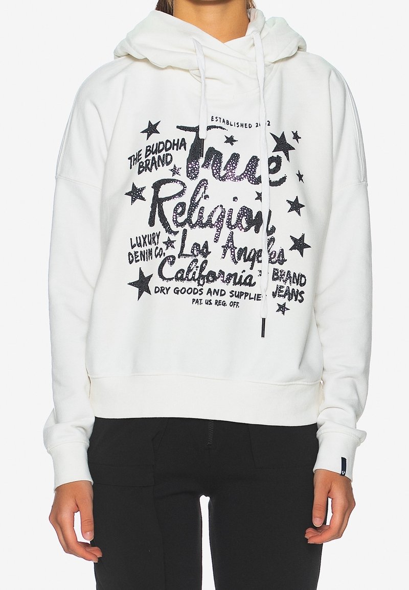 Biała bluza z kapturem z grafiką na przodzie, przedstawiającą czarne i srebrne gwiazdy oraz tekst. Posiada regulowane sznurki w kapturze oraz ściągacz u dołu.