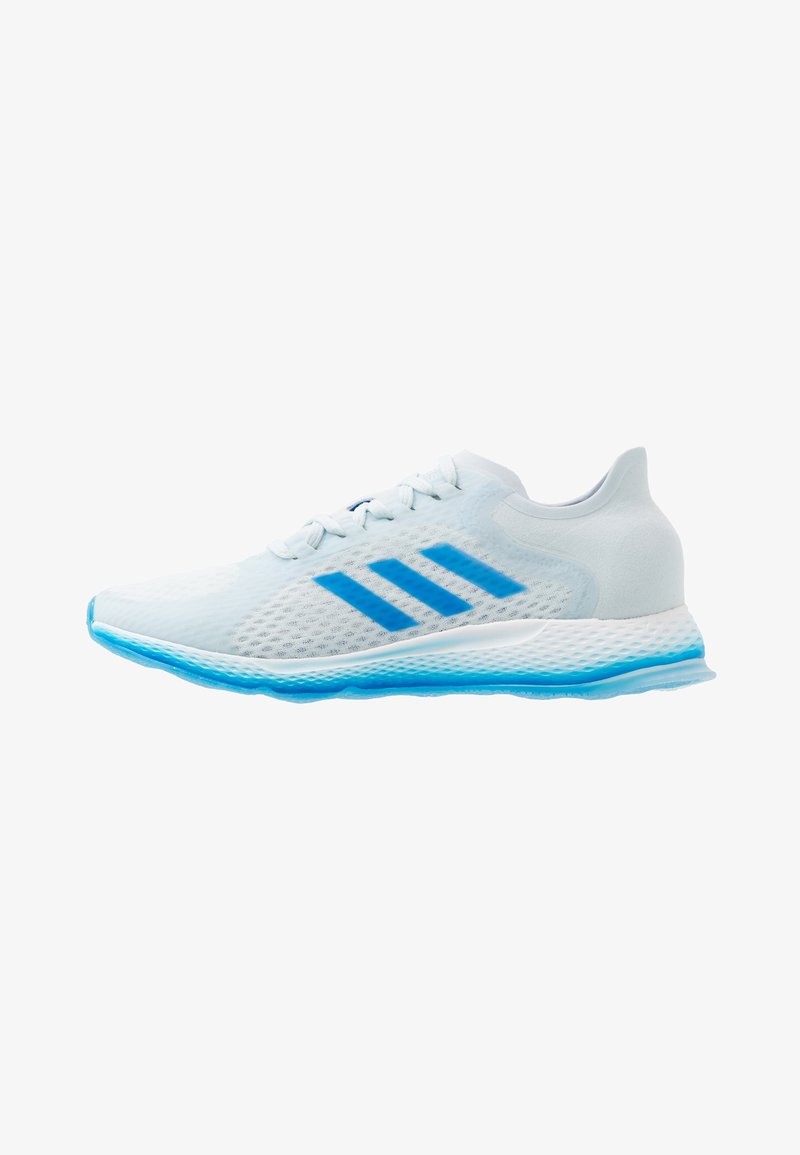 Chaussure de course en mesh bleu clair avec trois bandes bleu foncé, une semelle rembourrée et une texture lisse. Présente un talon incurvé et un design à lacets.