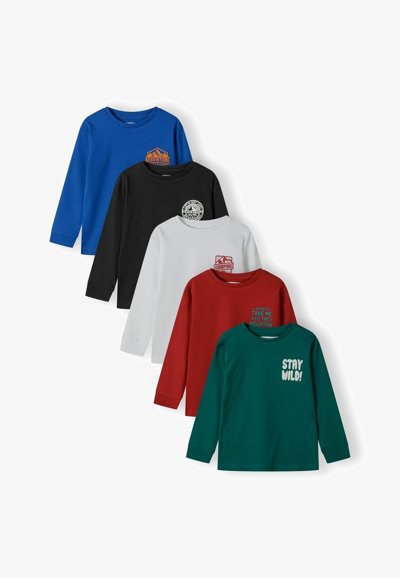 Pět dětských triček s dlouhým rukávem v modré, černé, bílé, červené a zelené barvě s textem a grafikou na venkovní téma na hrudi.