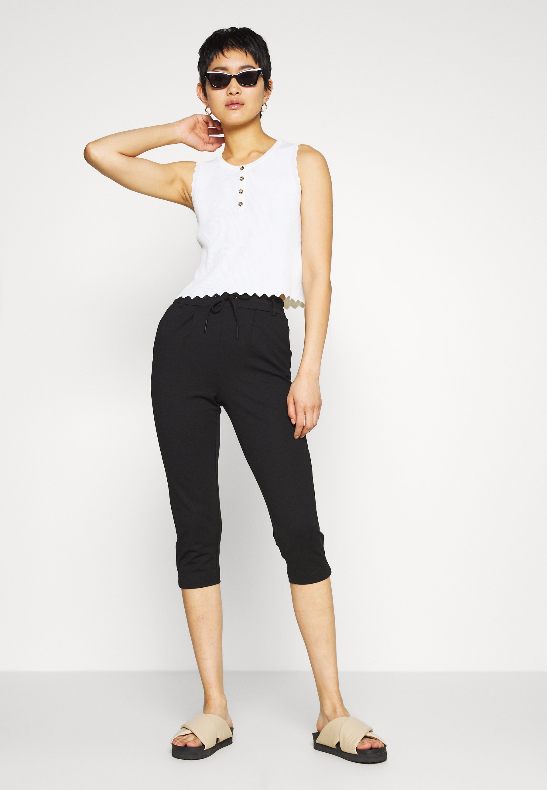 ONLY Petite ONLPOPTRASH EASY CAPRI PANT - Broek - black/Zwart - Zalando.nl