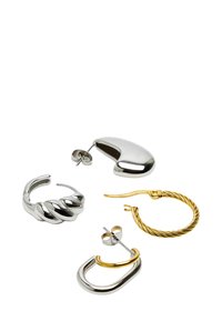 Cztery pary kolczyków: dwa srebrne style (gładkie, skręcone), jedna duża srebrna obręcz na sztyfcie oraz jedna złota skręcona obręcz.