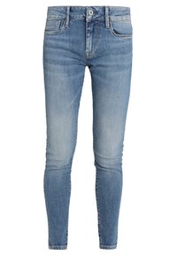 Jeans ajustados de color azul claro hechos de denim, con un diseño clásico de cinco bolsillos, áreas descoloridas y un cierre delantero de cremallera con botón.