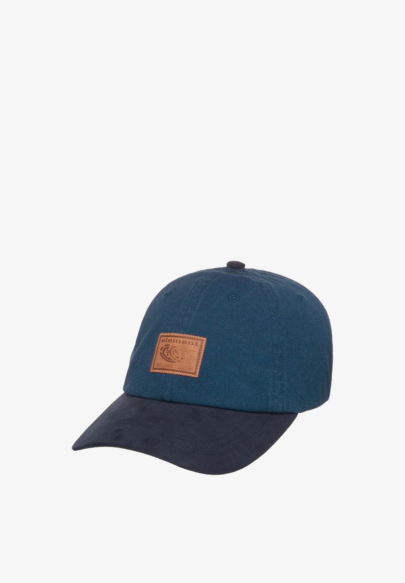 Gorra de algodón azul con una visera azul oscuro, que presenta un parche rectangular de cuero marrón con texto en relieve en la parte frontal.