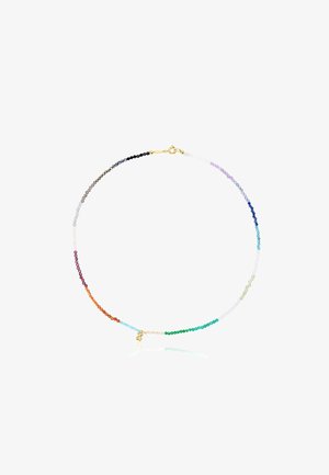 Collar de cuentas coloridas que presenta una mezcla de cuentas redondas en varios tonos y un cierre dorado. Textura suave con forma circular.