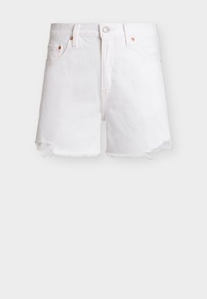 Short en jean blanc avec bouton et fermeture éclair à l'avant, passants pour ceinture, cinq poches et ourlets effilochés.