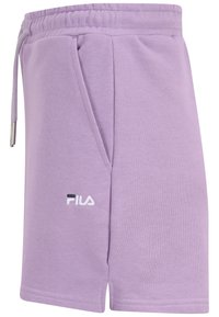 Shorts Fila de couleur lilas avec taille élastique, poche latérale, cordon de serrage et petit logo brodé sur la cuisse gauche.