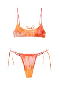 Completo bikini tie-dye arancione caratterizzato da un top bralette con spalline regolabili e uno slip con lacci laterali e dettagli in catena.