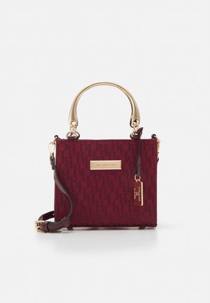 Bourgondische gestructureerde handtas met een handgreep in goudkleur, voorzien van een patroon op de stof, afneembare band en logo-accenten. Rechthoekige vorm.