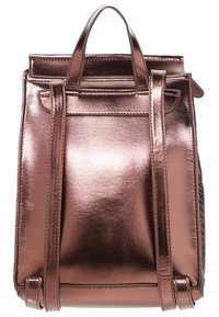 Metalický růžově zlatý kožený batoh s nastavitelnými ramenními popruhy a horní rukojetí, zobrazený ze zadní strany na bílém pozadí.