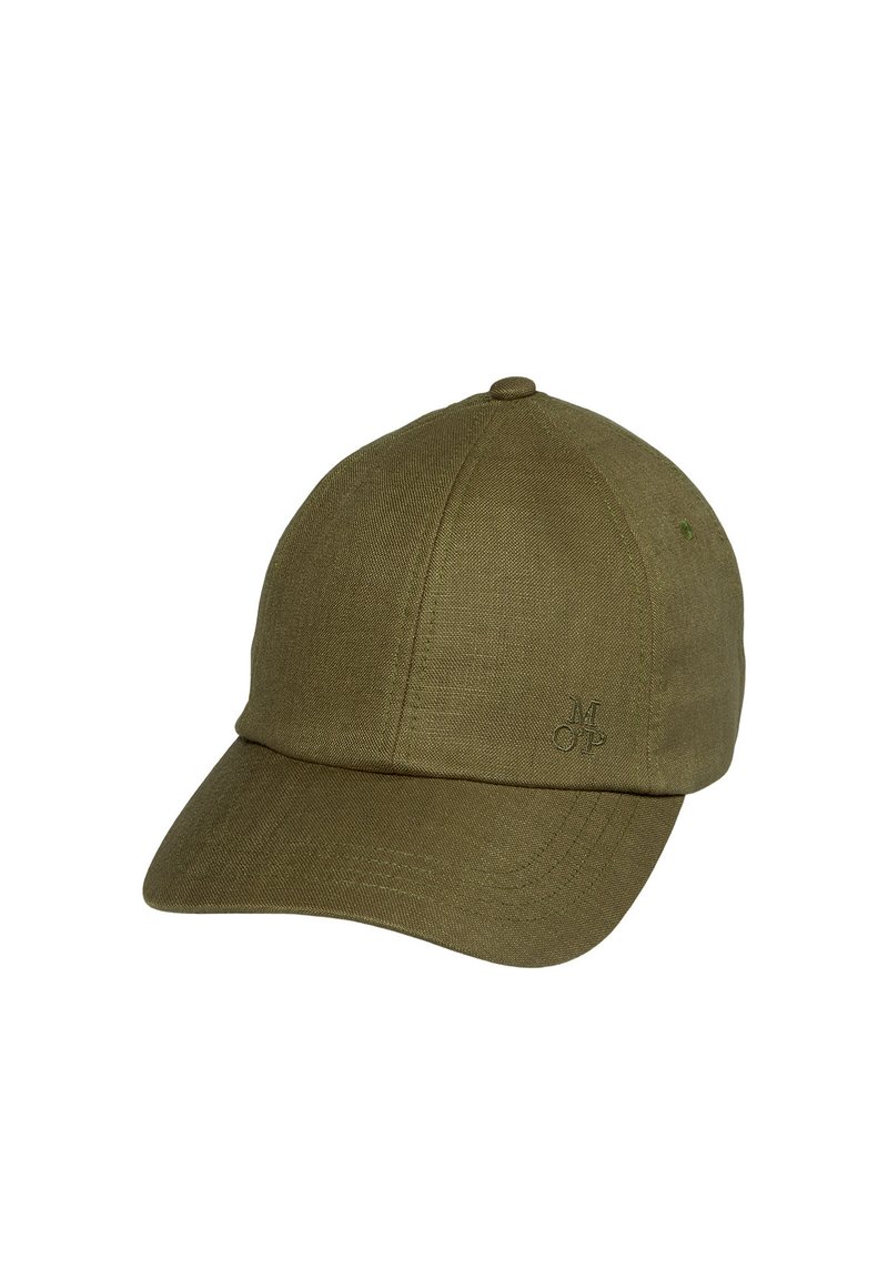 Casquette de baseball en tissu vert olive avec une visière courbée et un petit logo brodé "MOP" sur le panneau avant droit.