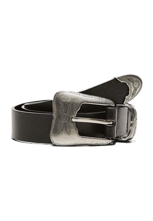 Ceinture en cuir noir roulée avec une boucle en argent ornée et une extrémité assortie présentant des gravures florales décoratives.