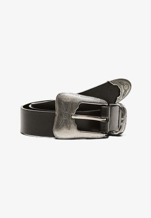 Ceinture en cuir noir roulée avec une boucle en argent ornée et une extrémité assortie présentant des gravures florales décoratives.