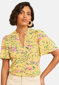 Ei valittu, yellow floral print