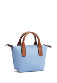 Τσάντα χειρός ανοιχτού μπλε με καφέ δερμάτινες λαβές, χρυσά μεταλλικά στοιχεία και φερμουάρ στην επάνω πλευρά, σε λευκό φόντο.