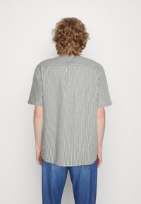 Kurzarm, gestreiftes Hemd aus grauem und weißem Stoff. Verfügbar in geradem Schnitt, mit Rückenpasse und abgerundetem Saum. Hergestellt aus leichtem Material.