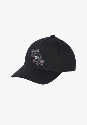 Gorra de béisbol negra con el logo trefoil de Adidas en rosa, rodeado de flores moradas bordadas y hojas verdes, con pequeño texto de Disney.