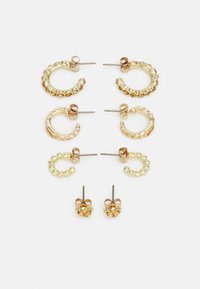 Set med guldtonade örhängen: två par hoops med texturerade mönster och rhinestones, samt två par studörhängen med runda accenter.