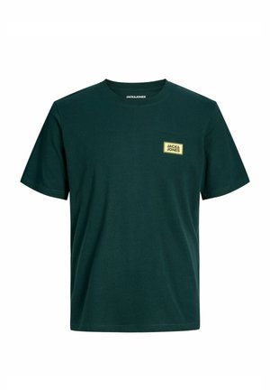 Mørkegrøn T-shirt med korte ærmer og rund halsudskæring med lille gul Jack & Jones-logo på venstre bryst.