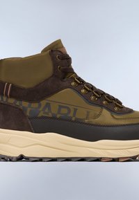 Høje sneakers i olivengrøn nylon og brun ruskind, med guldfarvet hardware, gummisål, teksturerede detaljer og branding på siden.