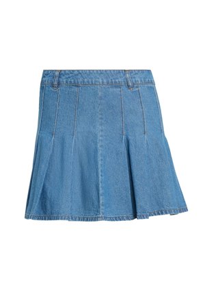 Niebieska mini spódnica z denimu z szlufkami na pasek, pionowymi przeszyciami i lekko rozszerzanym dołem na białym tle.
