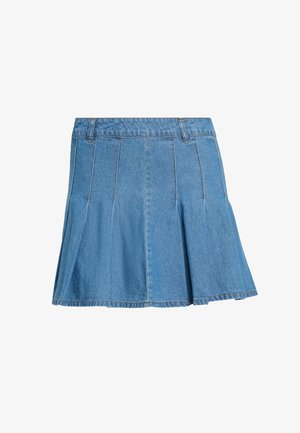 Niebieska mini spódnica z denimu z szlufkami na pasek, pionowymi przeszyciami i lekko rozszerzanym dołem na białym tle.