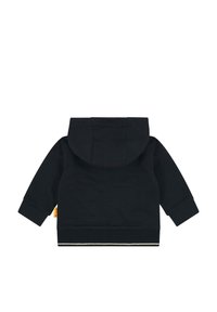 Zwarte hoodie met lange mouwen, geribbelde manchetten en een contrasterende rand aan de onderkant. Beschikt over een grote capuchon en een label aan de zijkant.