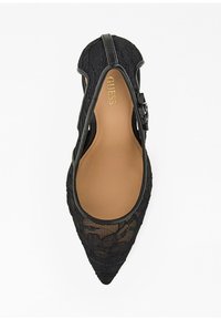 Černé krajkové lodičky s špičatou špičkou, texturovaným krajkovým potahem, výřezovými stranami a nastavitelným páskem kolem kotníku. Interiér má světlou stélku s brandingem.