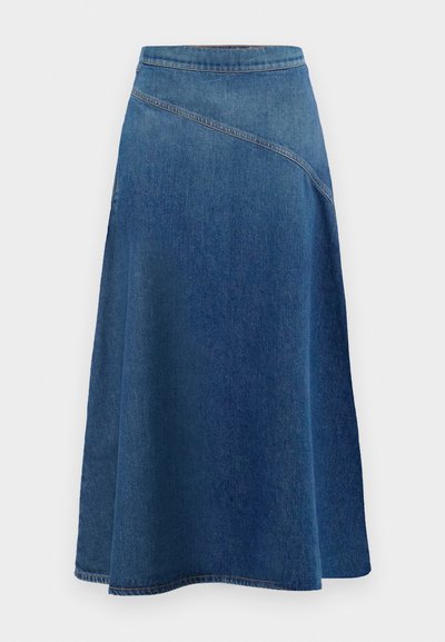 Falda en línea A de mezclilla en azul oscuro, con cintura alta, detalle de costura diagonal y dobladillo acampanado para un ajuste relajado.