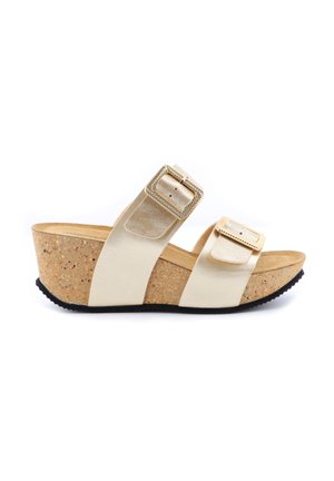 Sandalo beige con zeppa e punta aperta, due cinturini regolabili con fibbie rettangolari e suola in sughero con fondo nero.