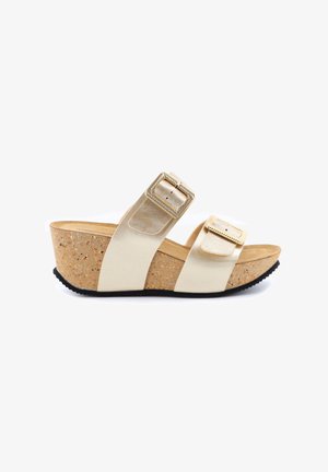 Sandalo beige con zeppa e punta aperta, due cinturini regolabili con fibbie rettangolari e suola in sughero con fondo nero.