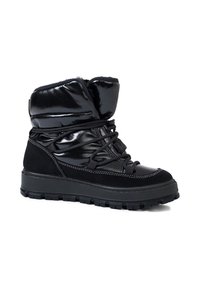 Czarne zimowe buty z błyszczącego syntetycznego materiału i zamszowymi akcentami, wyściełanym kołnierzem, sznurowaniem oraz teksturowaną gumową podeszwą zapewniającą przyczepność.