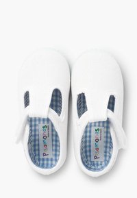 Scarpe per bambini in tela bianca con lati traforati, foderate in gingham azzurro chiaro e con suola testurizzata. Presentano un'etichetta interna con lettere colorate.