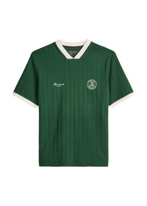 Zelené polo tričko s krátkým rukávem, bílým límečkem a manžetami, vertikálním šitím a bílými textovými logy na přední části hrudníku.