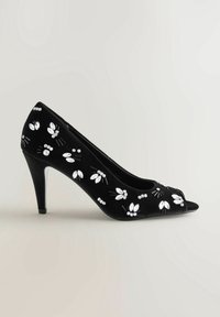 Chaussure à talon haut noire à bout ouvert, décorée de motifs floraux et d'abeilles en cristal blanc sur le côté extérieur.
