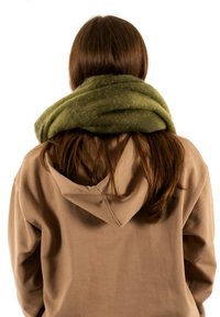 Sciarpa avvolgente in pile verde oliva drappeggiata attorno al collo, abbinata a un hoodie oversize beige, vista da dietro.