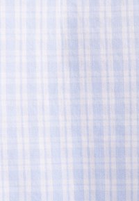 Hellblauer und weißer karierter Stoff mit feiner Webstruktur, der vertikale und horizontale Streifen bildet.