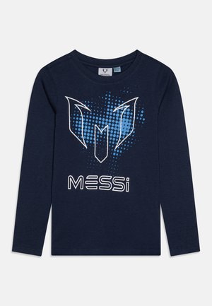 Mørkeblå langærmet skjorte med en stiliseret Messi-logo i et hvidt og blåt prikket mønster på forsiden.