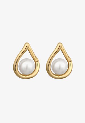 Boucles d'oreilles en forme de goutte d'or, chacune avec une perle blanche centrée à l'intérieur du cadre ouvert, sur fond blanc.