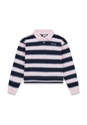 Polo a maniche lunghe con strisce orizzontali rosa e blu navy, colletto rosa e piccolo logo ricamato sul petto a sinistra.
