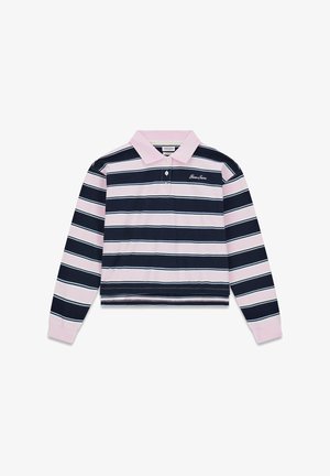 Polo a maniche lunghe con strisce orizzontali rosa e blu navy, colletto rosa e piccolo logo ricamato sul petto a sinistra.